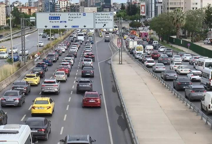 İstanbul'da haftanın ilk iş gününde trafik yoğunluğu yüzde 51 olarak ölçüldü