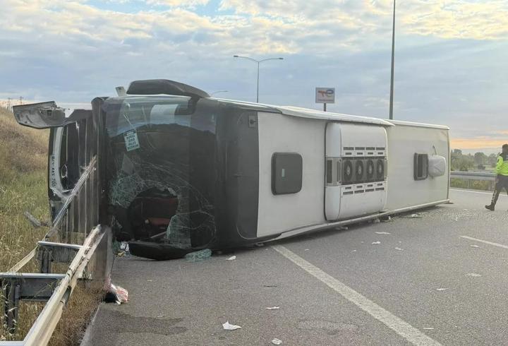 İstanbul-İzmir Otoyolu’nda yolcu otobüsü devrildi: 25 Yaralı