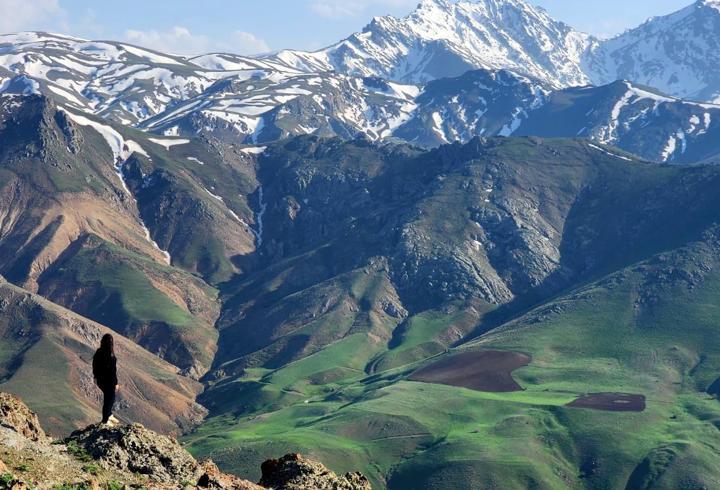 3 bin 204 rakımlı Erek Dağı’nın zirvesinde kar, eteklerinde bahar