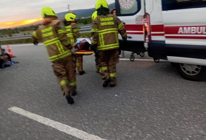 Yolcu otobüsü refüje çarpıp devrildi: 36 yaralı