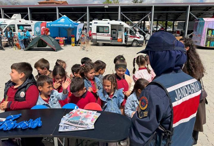 Jandarmadan çocuklara hediye