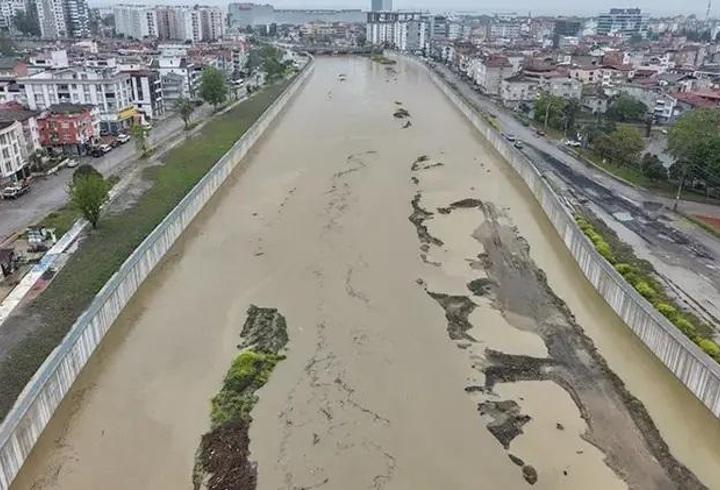Binalarına sızan su, mahalle sakinlerini mağdur etti