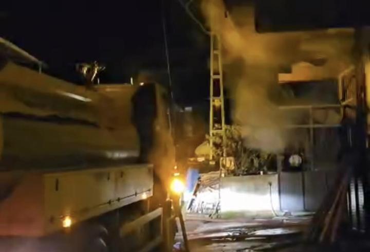 Evde çıkan yangında, yatağa bağlı hastayı komşuları kurtardı