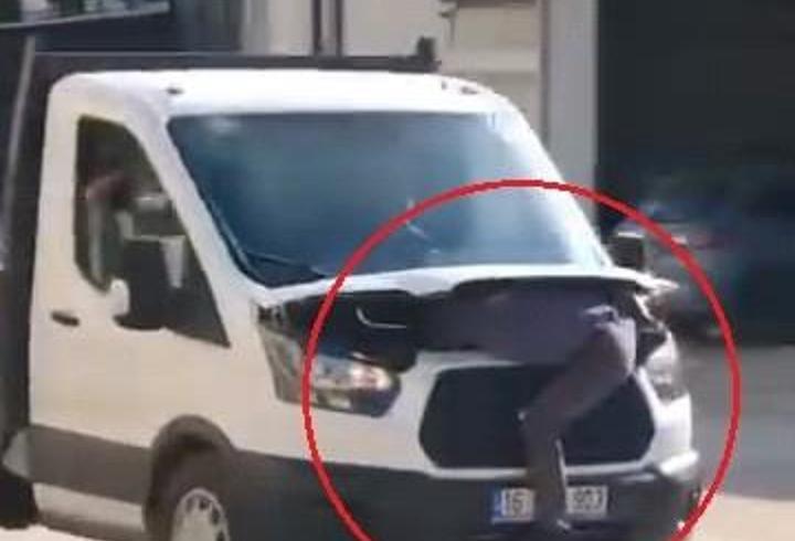 Arızayı tespit etmek için seyir halindeki kamyonetin motor kısmına yattı