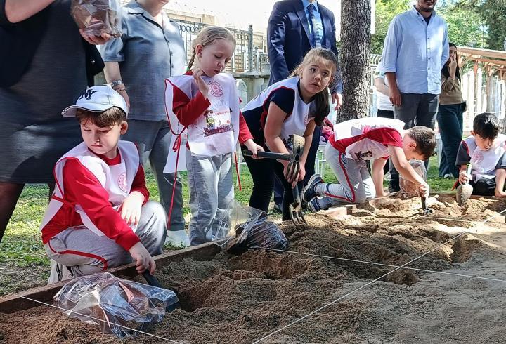 Edirne'de Müzeler Günü’nde ilkokul öğrencileri, müze bahçesinde atölye çalışmalarına katıldı