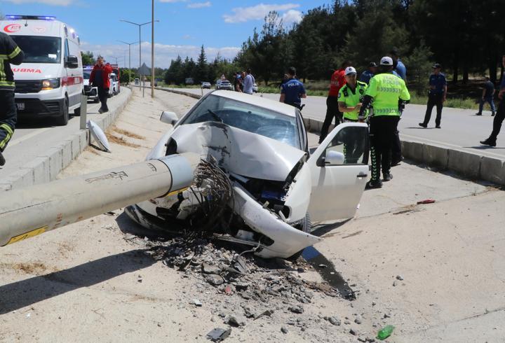 Direğe çarpan otomobilin sürücüsü yaralandı
