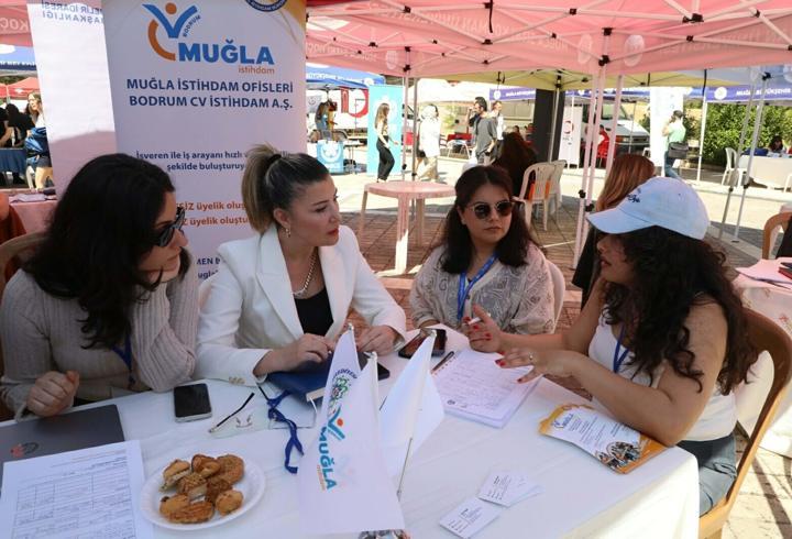 Muğla İstihdam Ofisleri Kariyer Şenliği'nde öğrencilerle buluştu