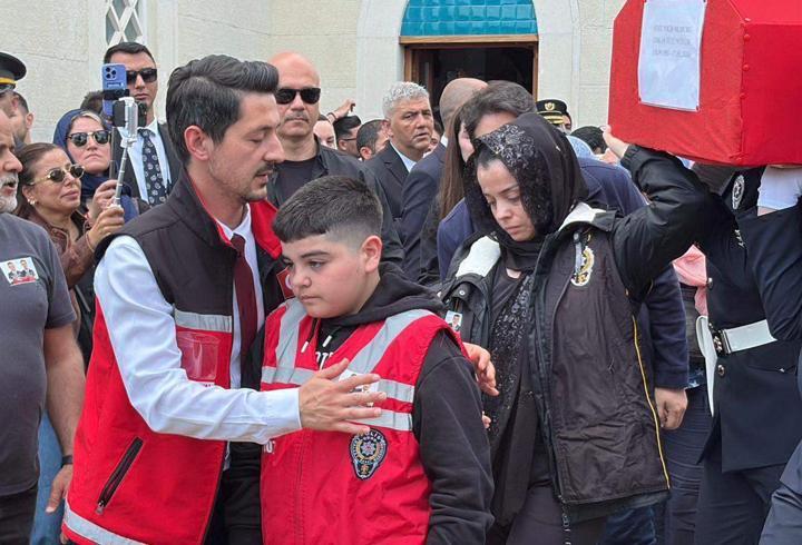 Şehit eşinin tabutunu omuzladı