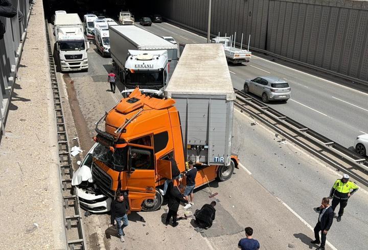 Kazada TIR ile duvar arasına sıkışan otomobilin sürücüsü hafif yaralandı