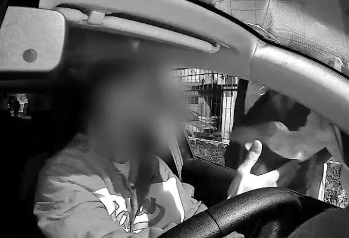 Taksiciler, uygulamayla yolcu taşıyan sürücü ile kadın yolcuya korku dolu anlar yaşattı
