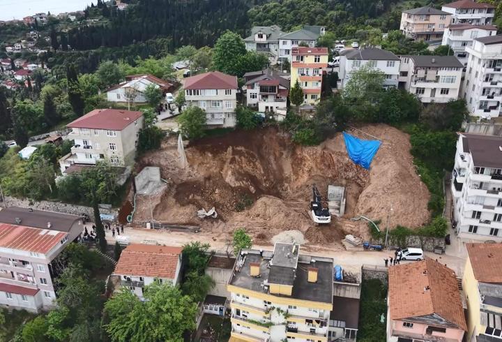 Kocaeli'de, temel kazısı sırasında toprak kaydı, 5 bina tahliye edildi