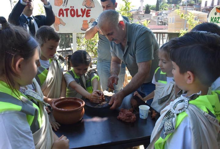 İlkokul öğrencilerinin arkeolojik kazı deneyimi