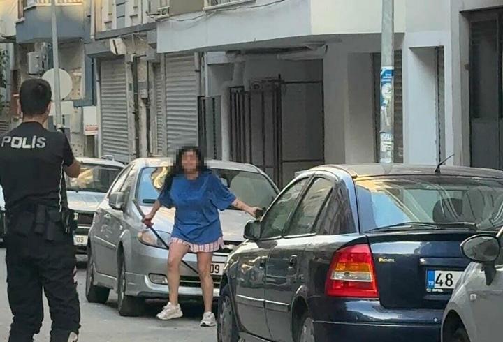 Kılıçla kendisine ve ailesine zarar veren kadın, biber gazıyla etkisiz hale getirildi