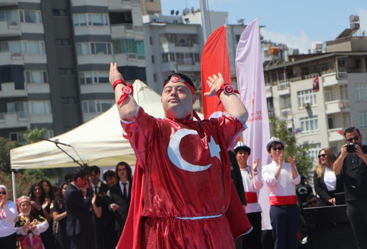 Adana’da 19 Mayıs coşkusu; Down sendromlu gençten Türk bayraklı gösteri