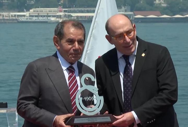 Dursun Özbek'ten bayram mesajı: Yaşasın Cumhuriyet, yaşasın Galatasaray