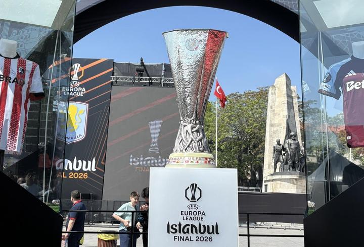 UEFA Avrupa Ligi Finali: İlhan Mansız, kupayı Beşiktaş Meydanı'na getirdi!