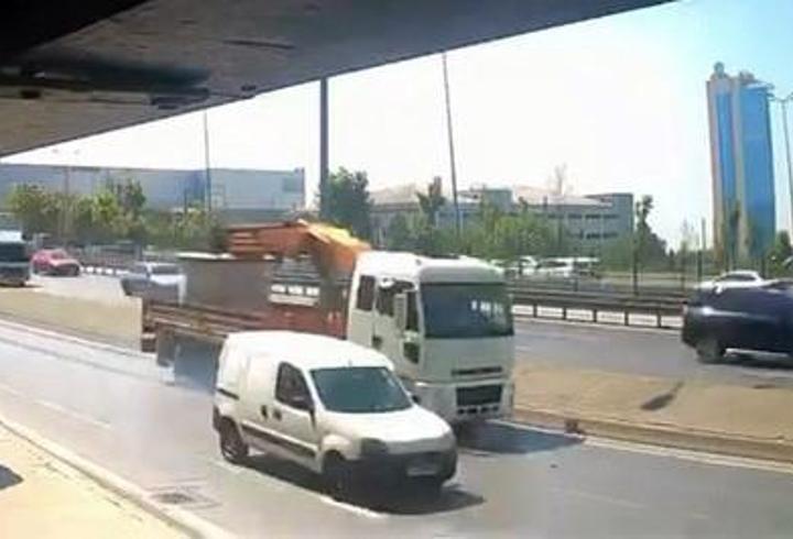 Avcılar'da sol şeritte bekleyen motosiklete, TIR çarptı: 2 yaralı