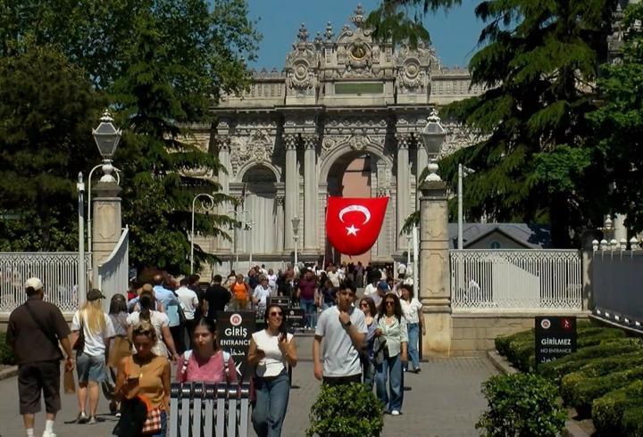 19 Mayıs'ta Dolmabahçe Sarayı'na gelen ziyaretçiler tarihi atmosferi yerinde gördü