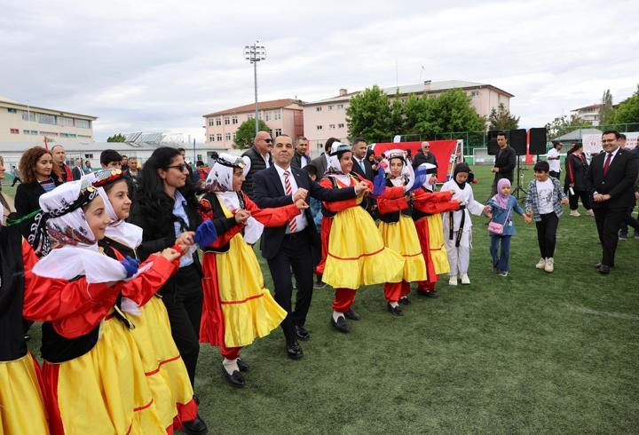 Iğdır Valisi Taşolar, gençlerle Kafkas oyunu oynadı, halay çekti