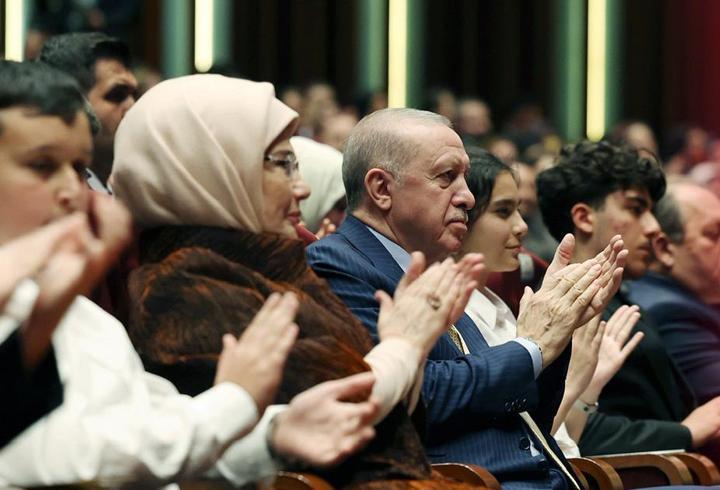 Cumhurbaşkanı Erdoğan ve eşi Emine Erdoğan, 19 Mayıs Konserinde Çocuklarla Bir Araya Geldi