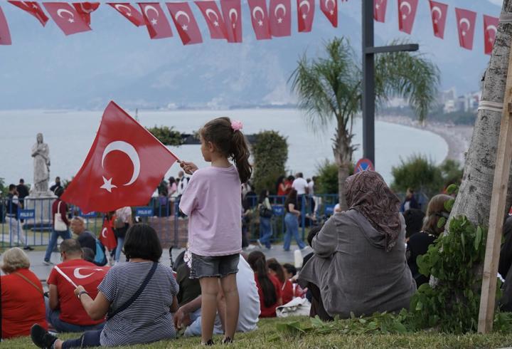 Antalya'da 19 Mayıs 'fener alayı'nda binlerce kişilik coşku