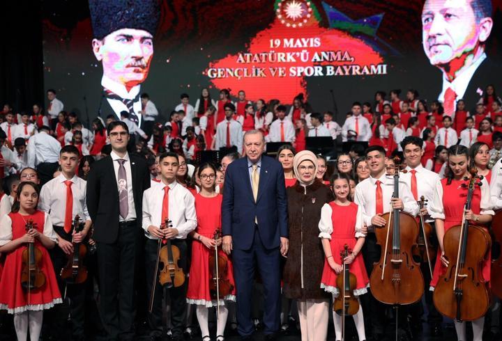 Cumhurbaşkanı Erdoğan ve eşi Emine Erdoğan, Cumhurbaşkanlığı Çocuk Orkestrası ve Korosu konserine katıldı