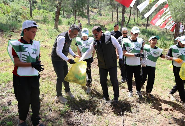 Hatay Valisi Masatlı, gençlerle birlikte ormanda çevre temizliği yaptı