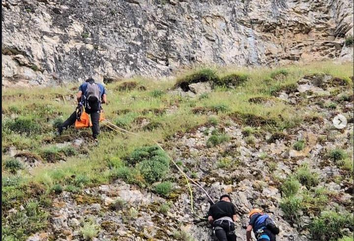 Kayalıklarda mahsur kalan gençleri AFAD kurtardı