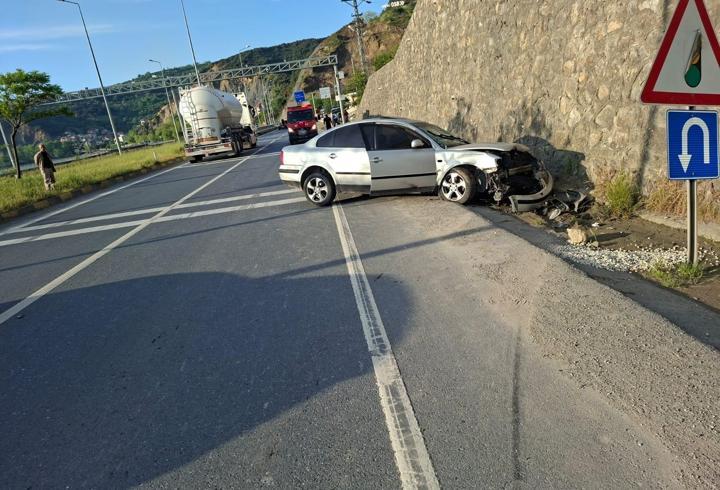 Alkollü otomobil, sürücüsü duran otomobile çarptı: 5 yaralı