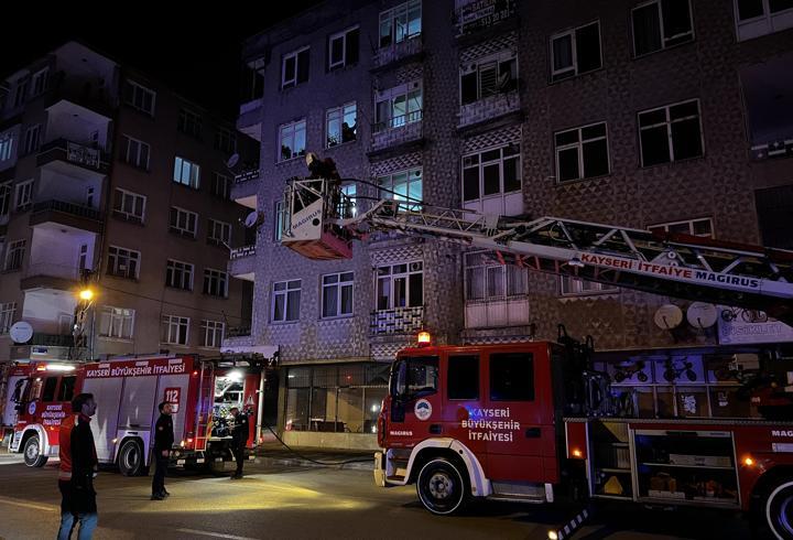 Kayseri’de 4 katlı binanın bodrumunda yangın