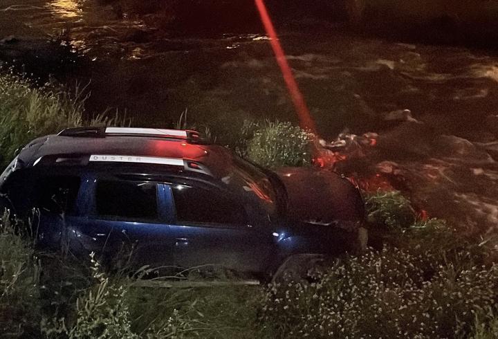 Bursa'da otomobil dereye savruldu, sürücü aracı bırakıp gitti
