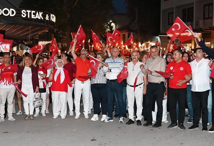 Kemer'de fener alayı ve Dedublüman konseri