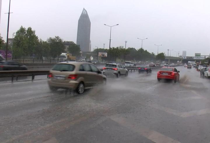 Kadıköy’de yağmur etkili oluyor; yollar göle döndü