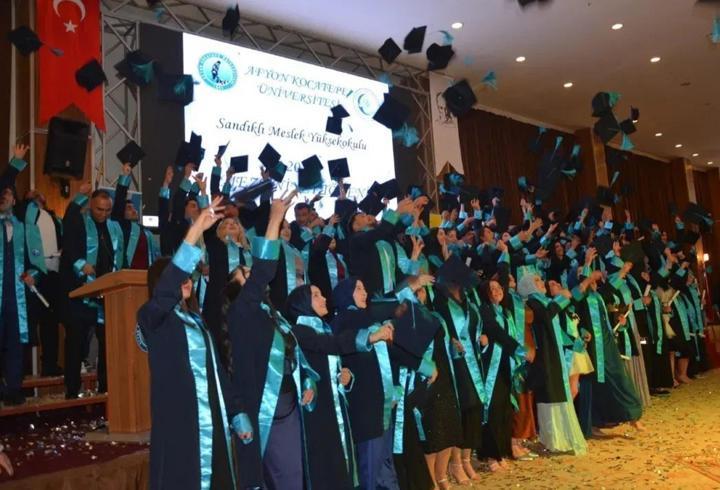 Sandıklı MYO'da mezuniyet töreni