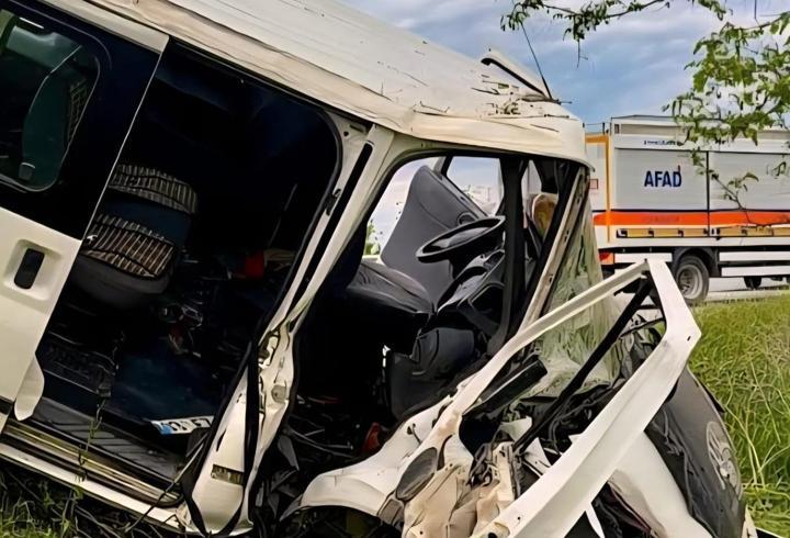Minibüs ağaca çarptı: 2 yaralı