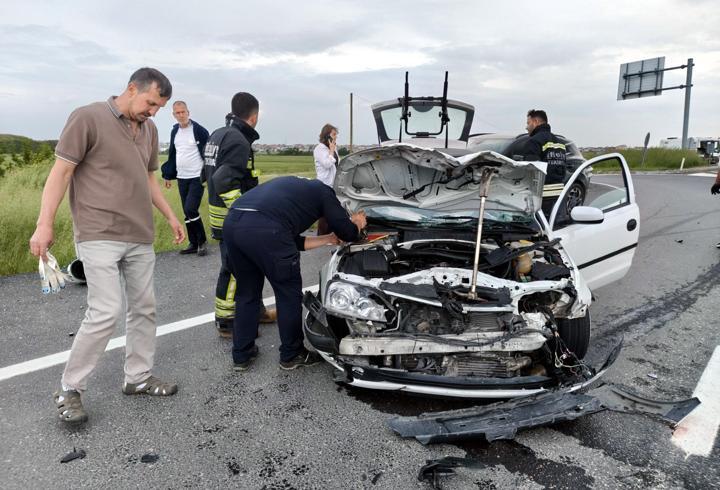 Tekirdağ’da motosikletle otomobil çarpıştı; 1’i ağır 2 yaralı