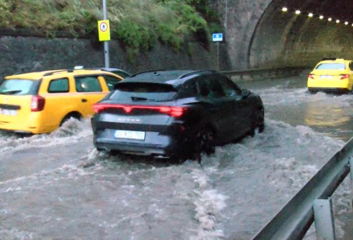 Maltepe’de tüneli su bastı; araçlar ilerlemekte güçlük çekti