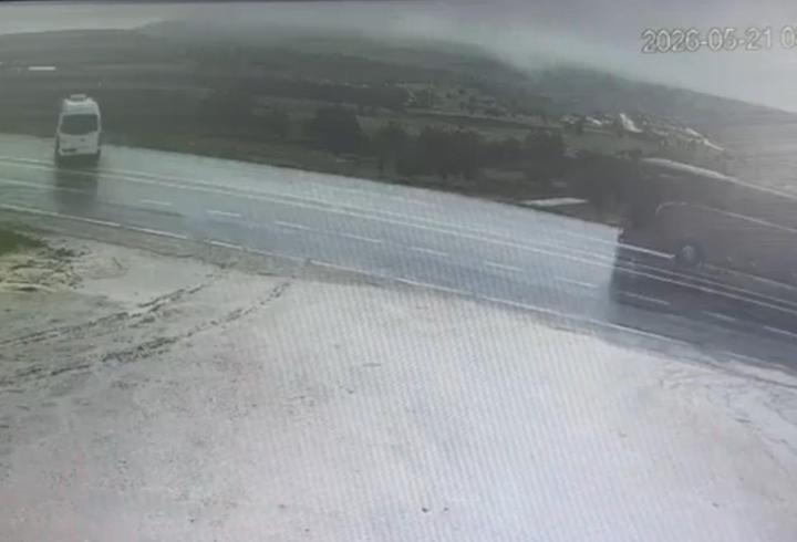 Minibüs şarampole devrildi; 2 yaralı