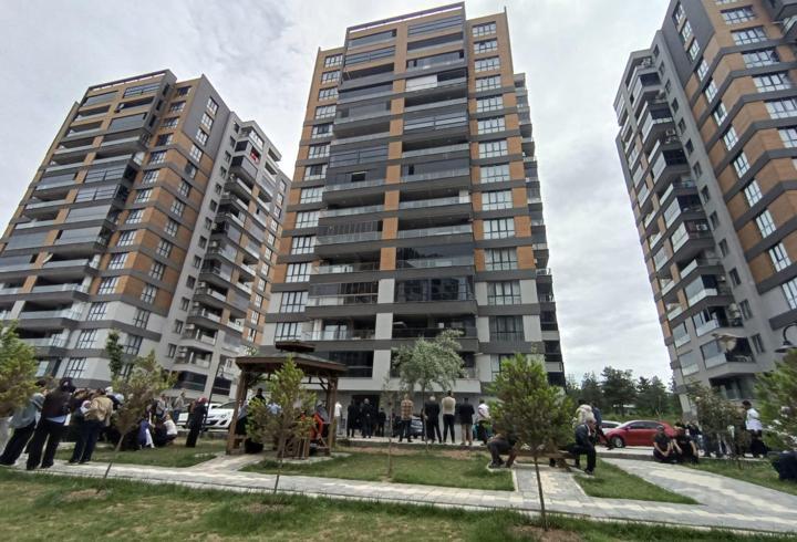 Asansörde mahsur kalanları kurtarmak isterken boşluğa düşüp öldü