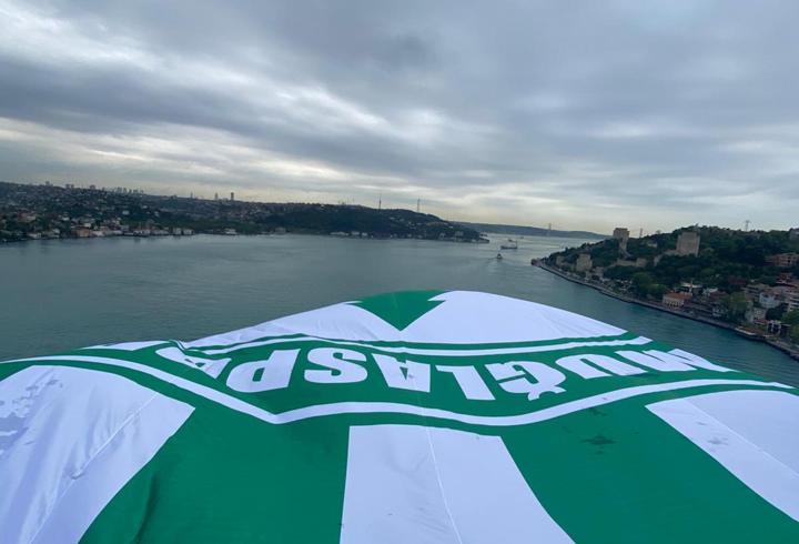 Muğlaspor'un bayrağı İstanbul Boğazı’nda dalgalandı