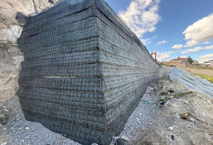 Büyükşehir Belediyesi, heyelan yaşanan mahallede ‘geoduvar’ yapımına başladı