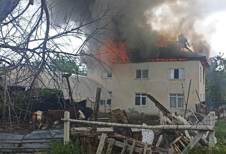 Anahtarı üzerinde bırakılan taksiyi götürmeye çalışmıştı, bu kez ailesinin evini yaktı