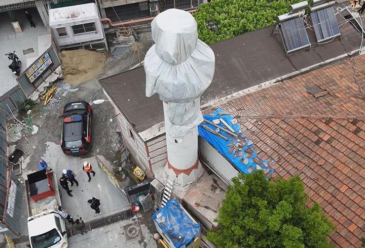 Tarihi caminin vinç çarpan minaresi yıkıldı