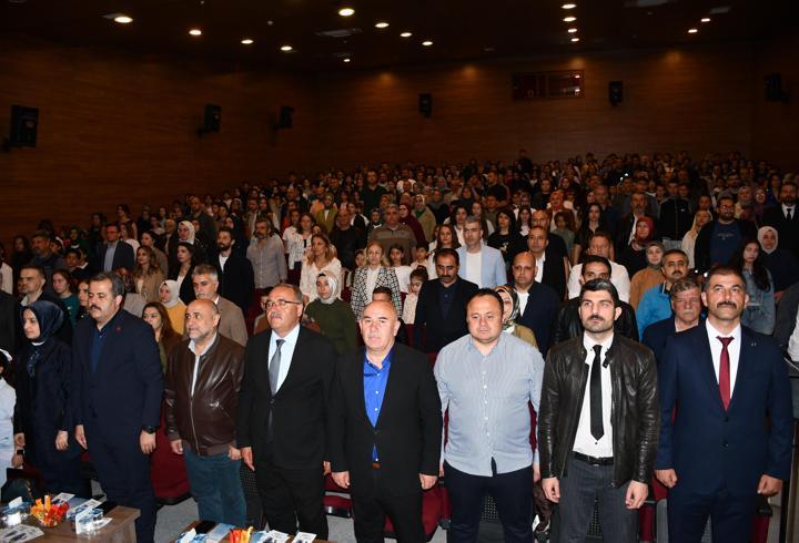 Vezirköprü'de Cumhuriyet Ortaokulu’ndan "Nostaljik Şarkılar" konseri