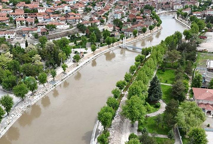 Tokat'ta taşkın riskine karşı dev kayalarla 9 kilometrelik set çekildi