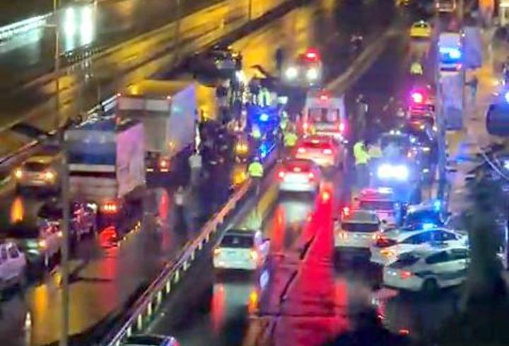 Küçükçekmece'de kazaya müdahale eden trafik polisine otomobil çarptı