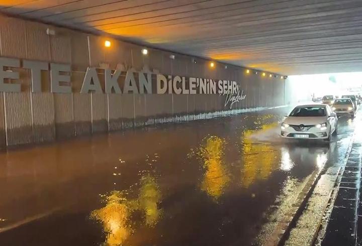 Diyarbakır'da sağanak trafiği felç etti