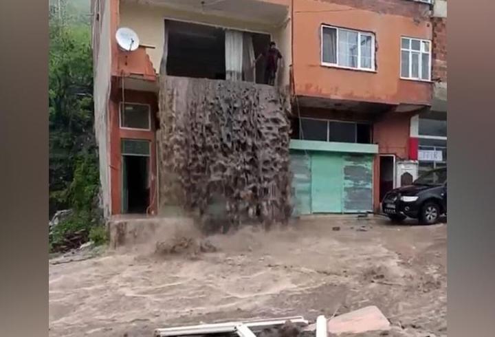 Ordu'da evin içinden "sel" geçti