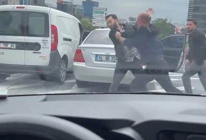 Ataşehir'de iki sürücü arasında çıkan kavga kamerada