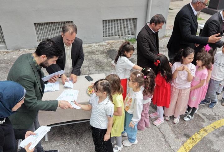 Nevşehir’de hayırsever çift, 380 öğrenciye Kurban Bayramı harçlığı dağıttı